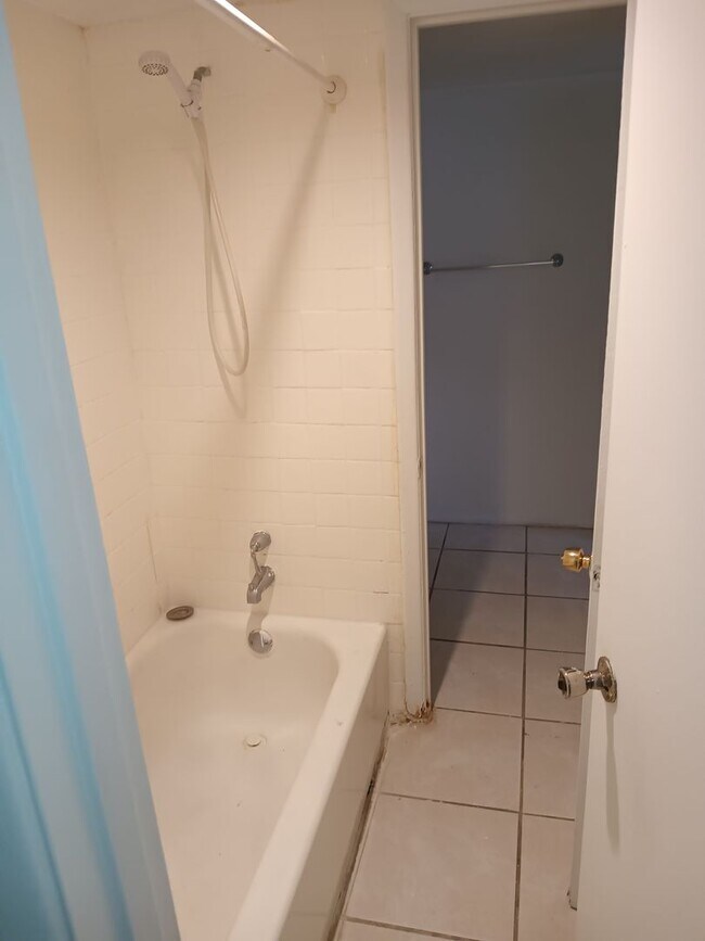 Building Photo - 1424 Holden Ave