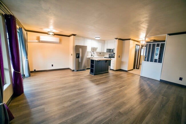 Building Photo - $300 Off! Quiet Top Floor 1 Bedroom Condo in Gated Tukwila Community
