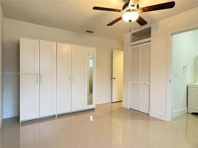 Building Photo - 527 SW 9th Ave