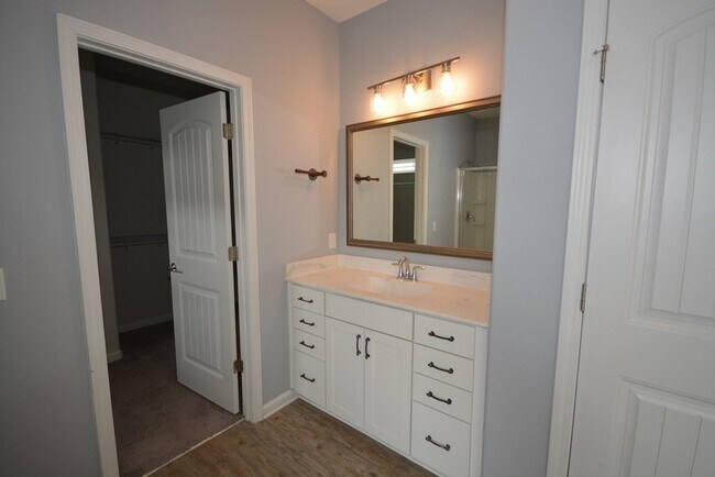 Building Photo - "Luxurious 5-Bed in, Pooler!"