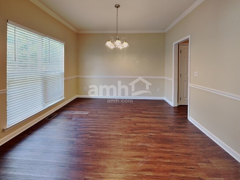 Building Photo - 612 Hanska Way