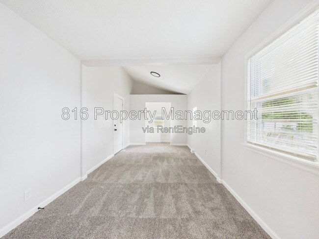 Building Photo - 9109 E 44th St