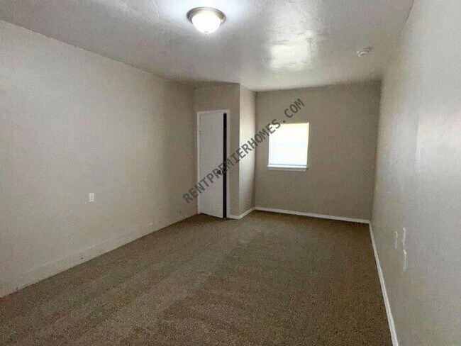 Building Photo - 3041 SW 40th Pl