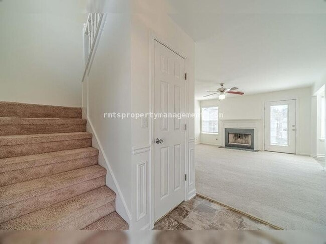 Building Photo - Spacious 4 bedroom 2.5 bath