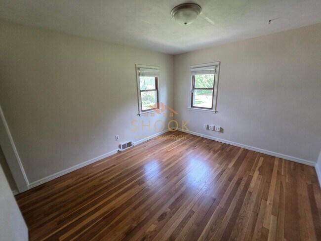 Building Photo - GORGEOUS ALL BRICK HOME CLOSE TO CAMPUS