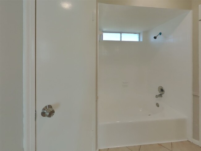 Building Photo - 5711 Kiowa Timbers Dr