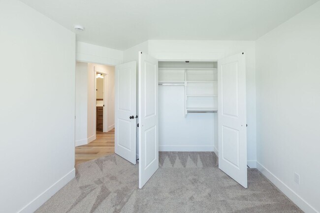 Building Photo - $500 off first month's rent. If rented before the end of AUGUST!!BRAND NEW 5 BED 3 BATH TWIN HOME