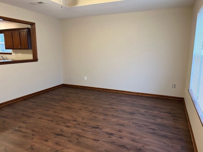 Building Photo - 2 Bed Single Level Duplex in Grain Valley