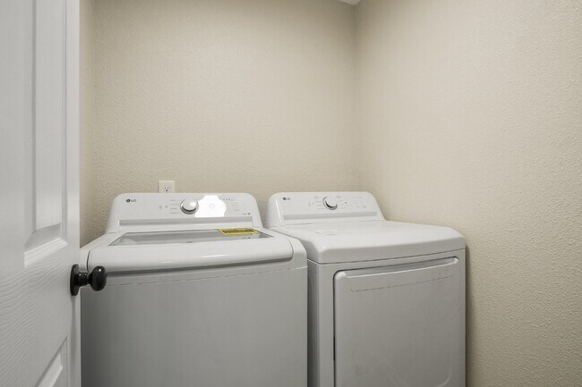 Building Photo - 2-Bedroom Gem with Granite Countertops Available in May