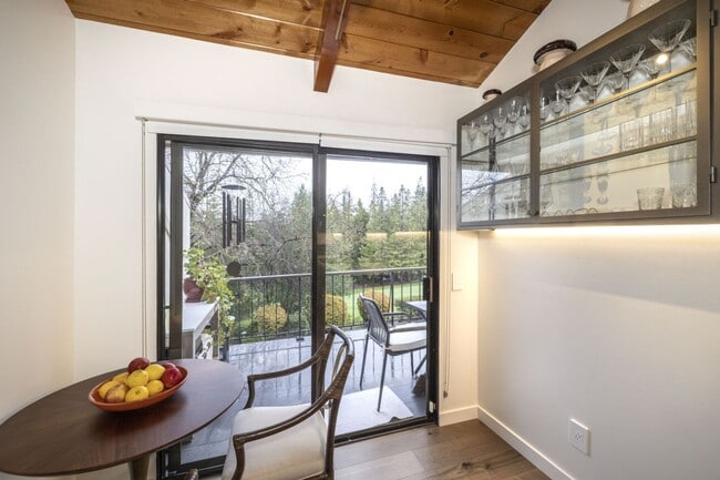 Building Photo - Tastefully Furnished 3 Bed, 2 Bath Home w/ Views of Greenbelt