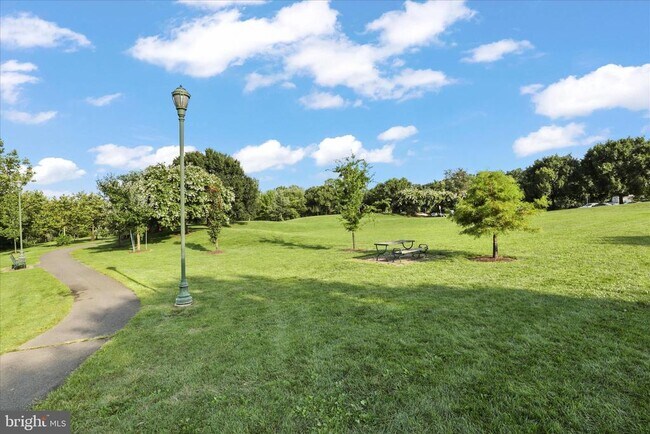 Building Photo - 5053 Kilburn St