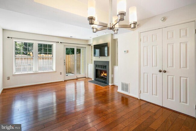 Building Photo - 3395 Lakeside View Dr