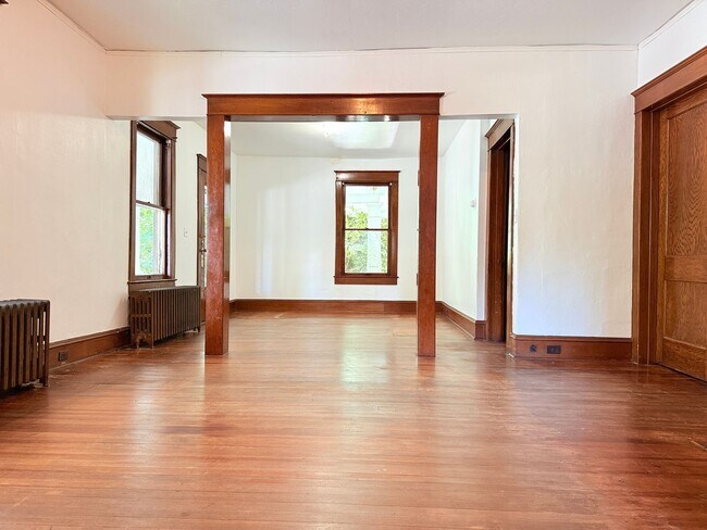 Building Photo - 303 E 6th St