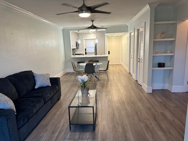 Building Photo - 200 E Royal Palm Rd