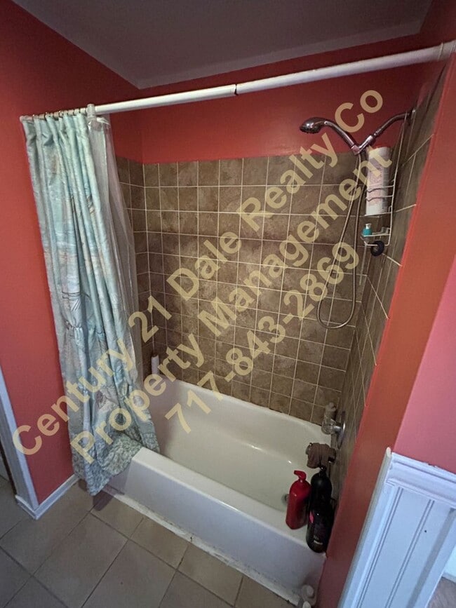 Building Photo - Large 3 Bedroom, 2 Bath Pet friendly home with off street parking and a 600sqft detached garage