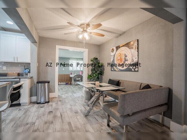 Building Photo - 1942 W Indianola Ave