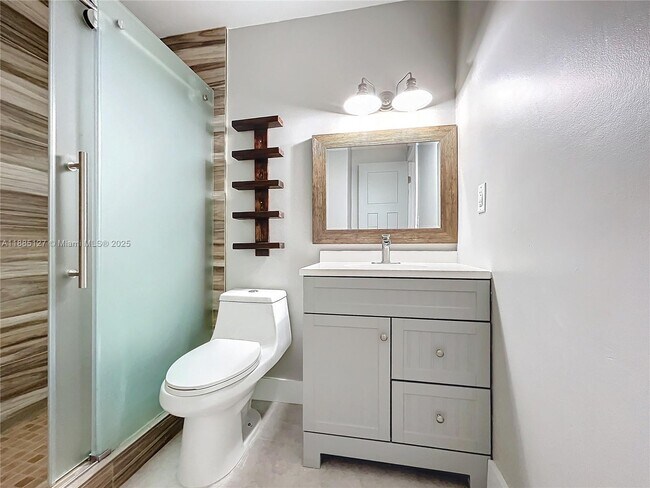 Building Photo - 13804 Kendale Lakes Dr