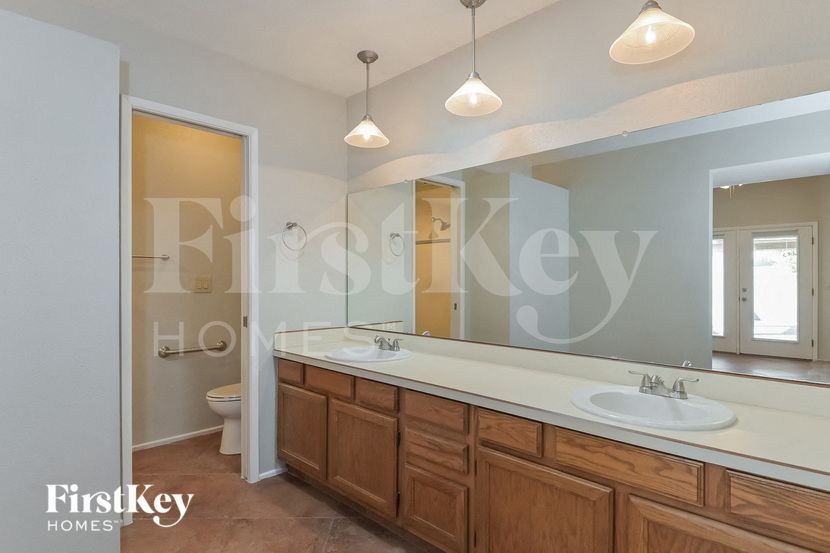 Building Photo - 3240 N Hill Farm Dr