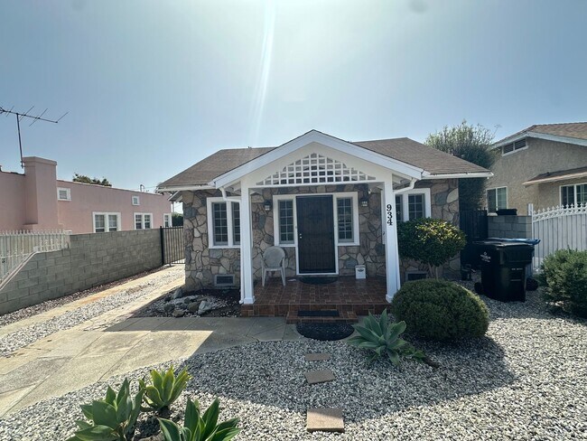 Building Photo - Fairview Heights Bungalow | 2 Bed / 1 Bath | Yard & Parking