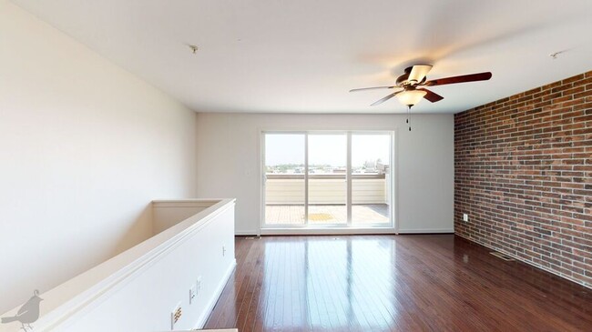 Building Photo - 517 Regent Pl NE