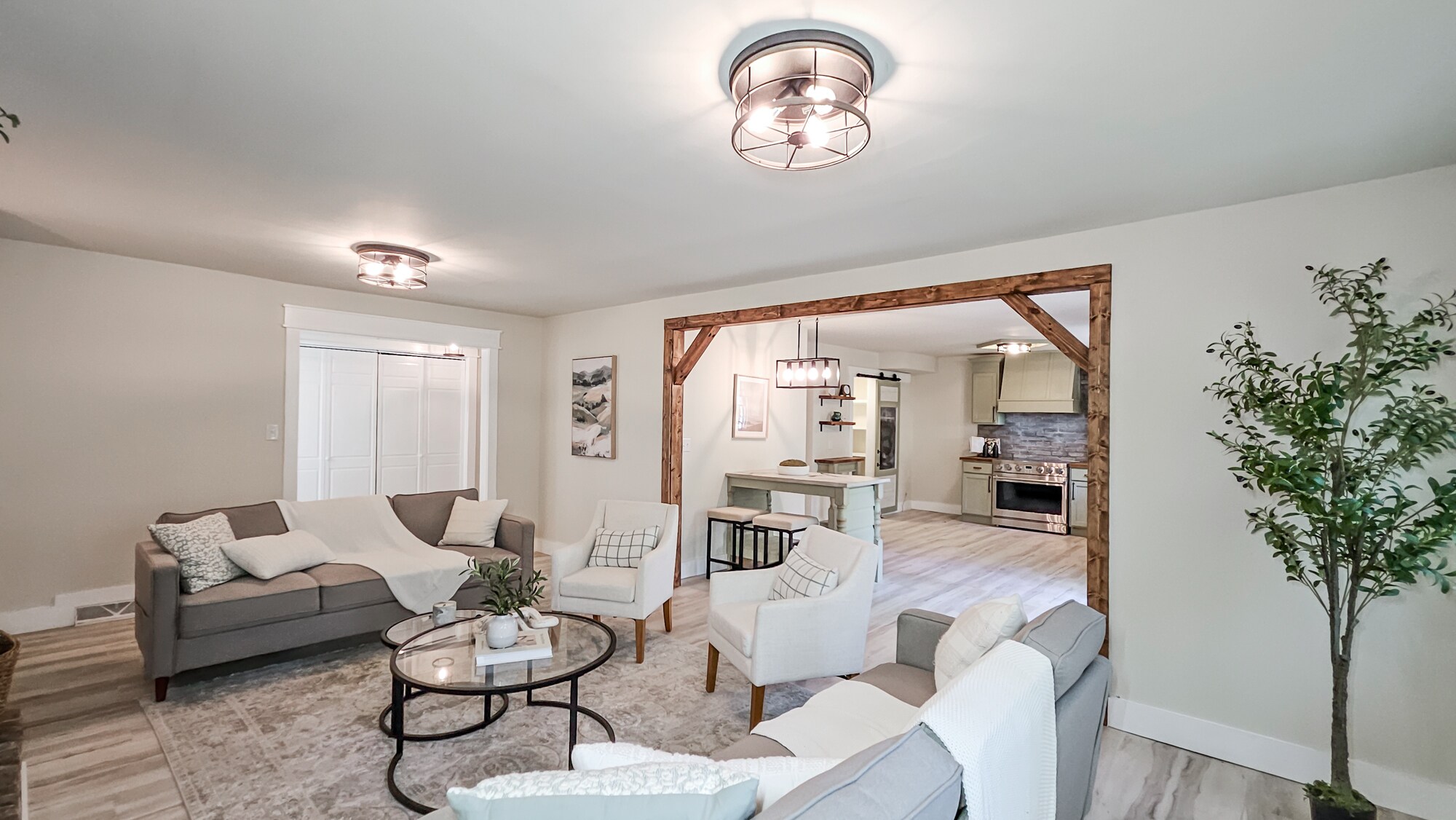 Building Photo - 4033 Lucerne Dr SE