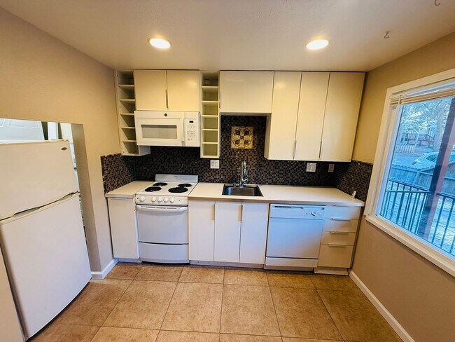 Building Photo - Pet friendly 1 bedroom unit with washer /dryer