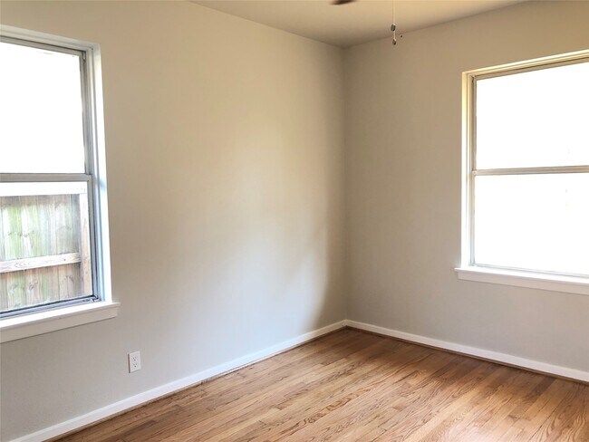 Building Photo - 5005 De Milo Dr