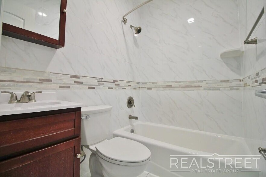 Building Photo - Renovated 3 BR 2 BA in Crown Heights