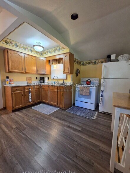 Building Photo - 570 Maple St