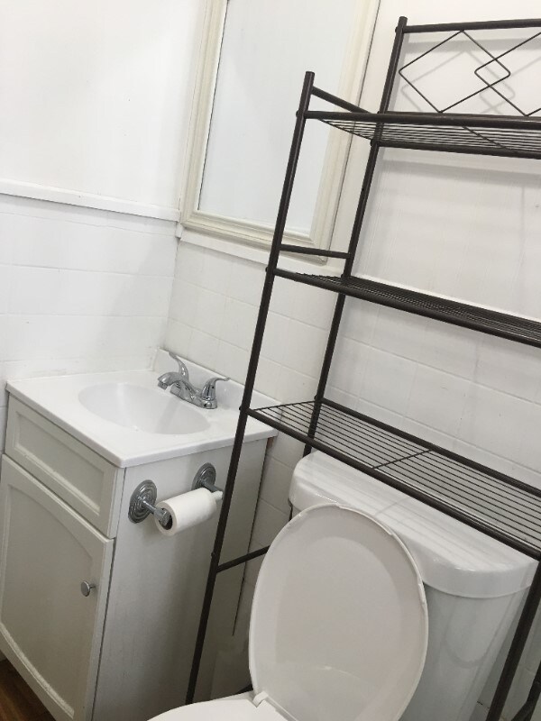 Building Photo - 100 Vana Dr