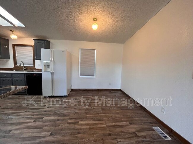 Building Photo - 300 7th St SW