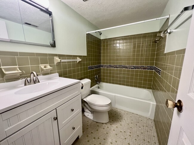 Building Photo - 427 6th Ave W