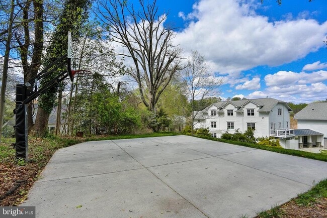 Building Photo - 6329 Linway Terrace