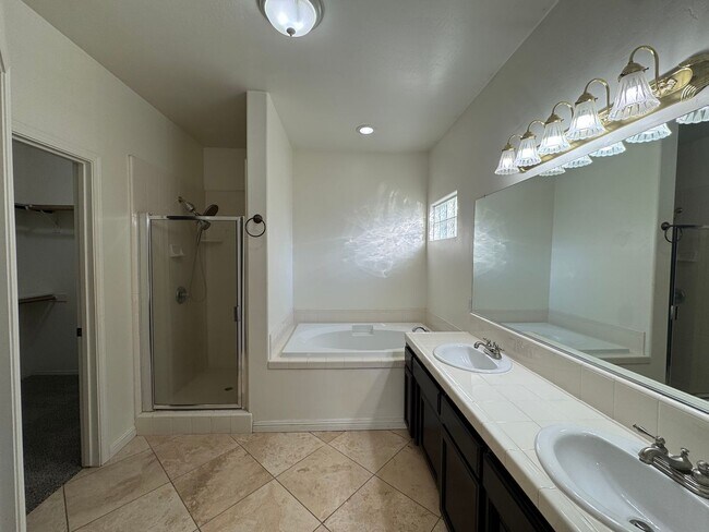 Building Photo - Spacious home with a pool! MOVE IN SPECIAL