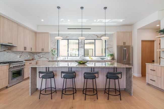 Building Photo - 1859 Barry Ave