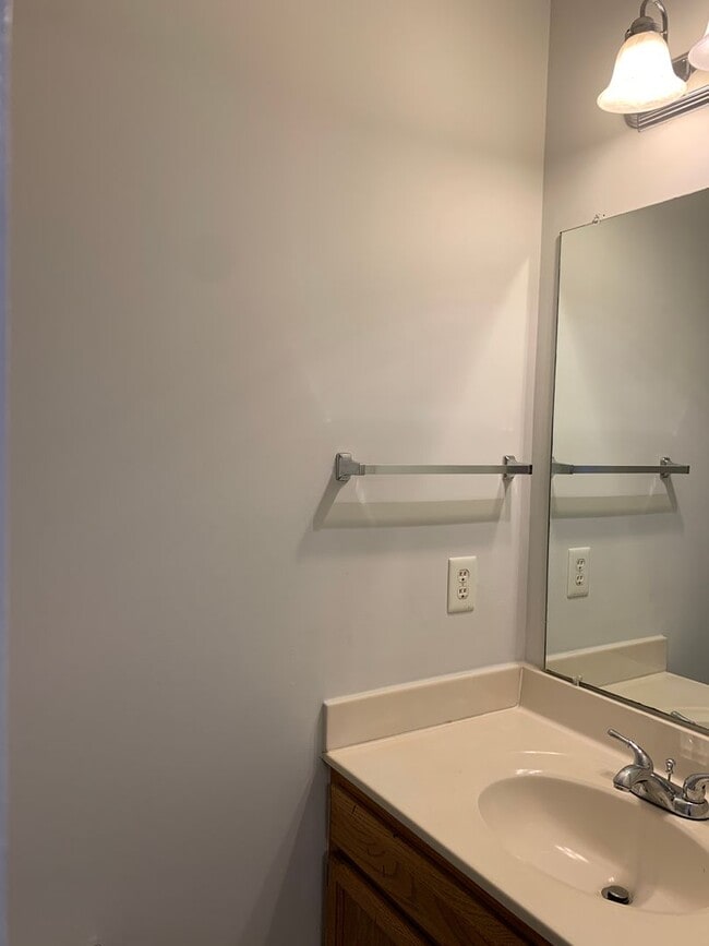 Building Photo - 2 Bedroom 1.5 Bath Townhome in Pleasant Gr...