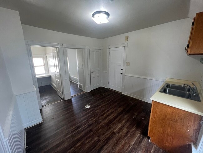 Building Photo - 922 S 74th St