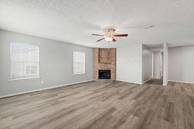 Building Photo - Charming 3-Bed Duplex with Cozy Fireplace on West Thrasher Drive, Fayetteville!