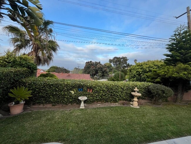 Building Photo - Charming 3 bedroom/ 2 bath single-family home