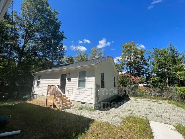 Building Photo - 2109 Hart St