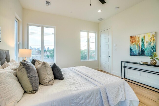 Building Photo - 1 Bedroom Townhome with Rooftop Deck and 1 Car GAR Near Lower Greenville and Henderson