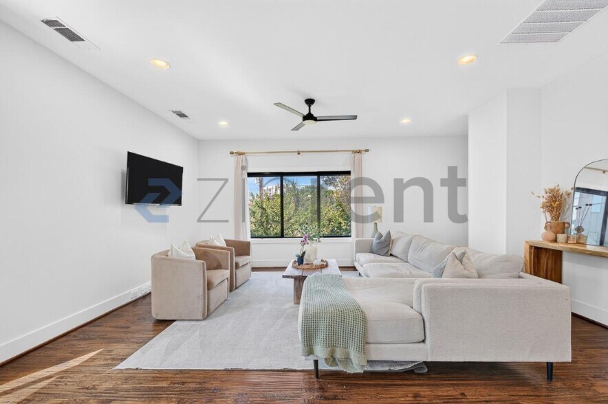 Building Photo - Unit E