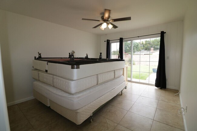 Building Photo - 4/Bedroom  Home for Lease in West Hills!
