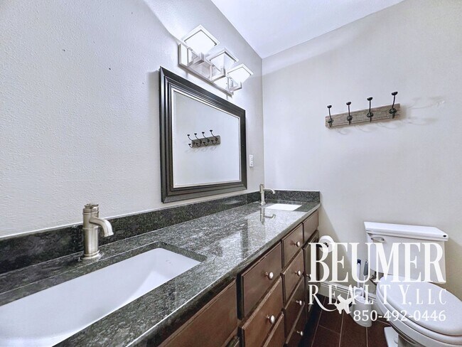 Building Photo - 2br 1.5 ba End Unit Townhome for Rent