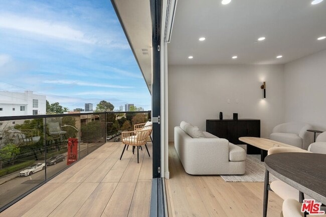 Building Photo - 505 S Barrington Ave