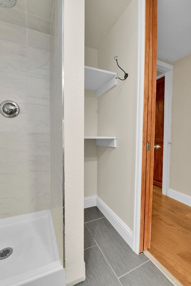 Building Photo - 3 Bedroom 2 Bathroom Home Available August 7th!