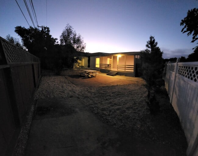 Building Photo - 5 bed 3.5 bath home close to campus!