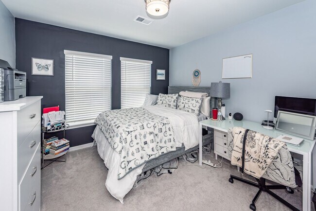 Building Photo - 4 Bedroom, 3.5 Bathroom Home in Summers Co...