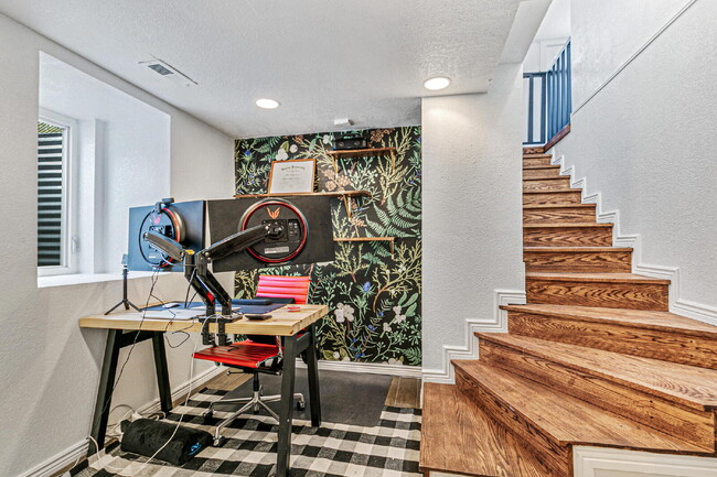 Building Photo - $2,595, 3-bed, 2-bath, located in Denver w...