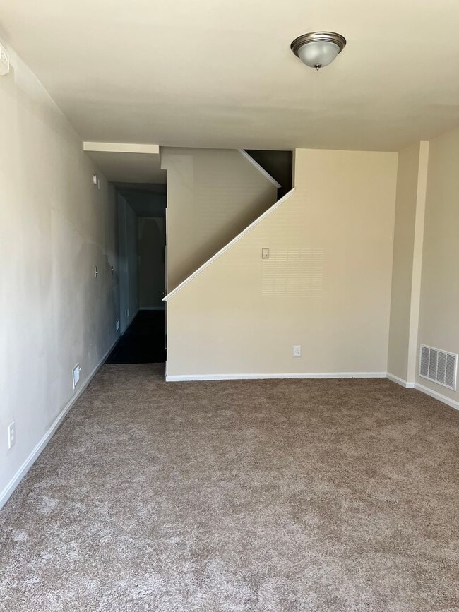 Building Photo - Charming 3BR Townhome